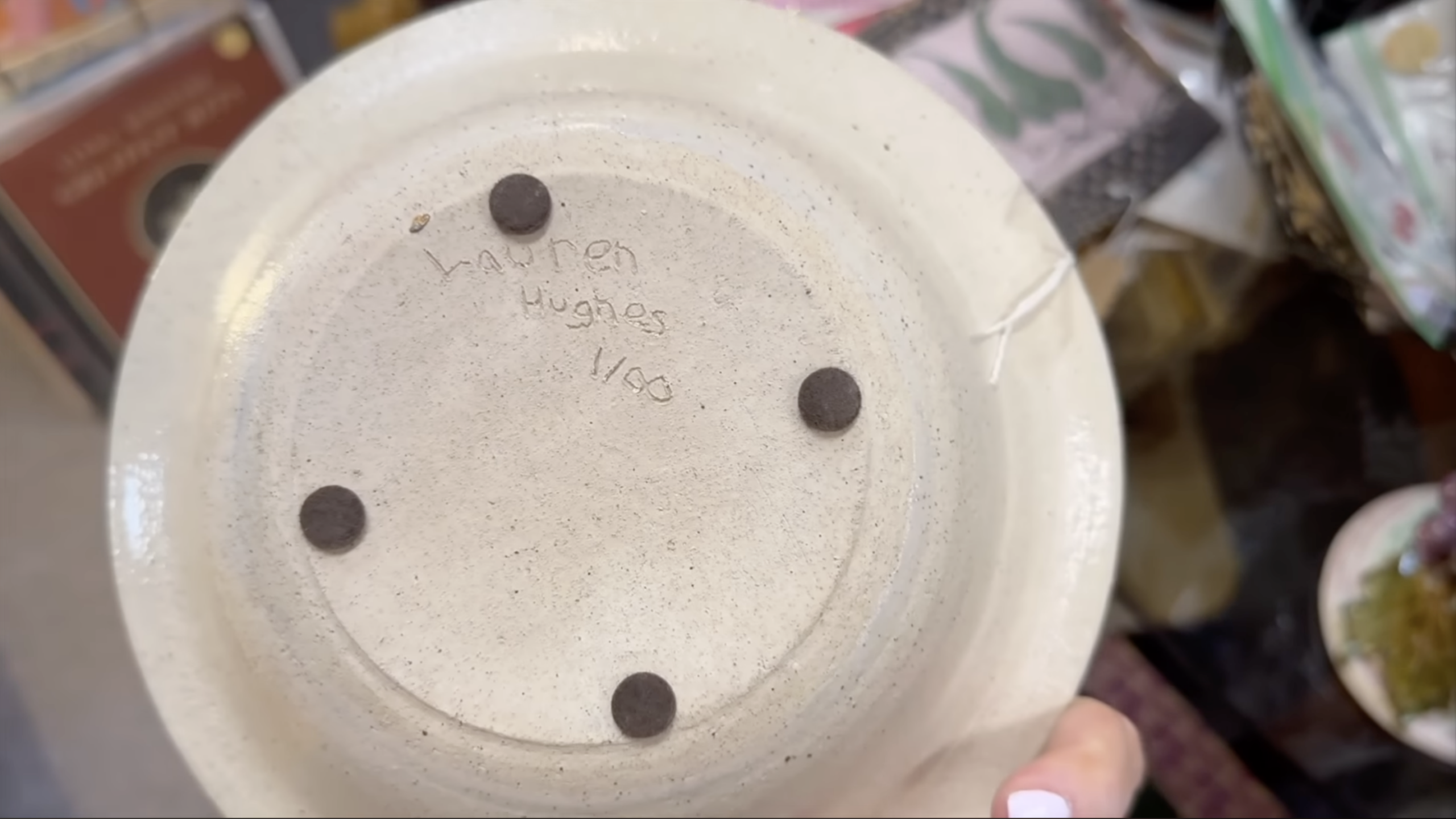 Como comprar antiquidades verificando selos ou assinaturas