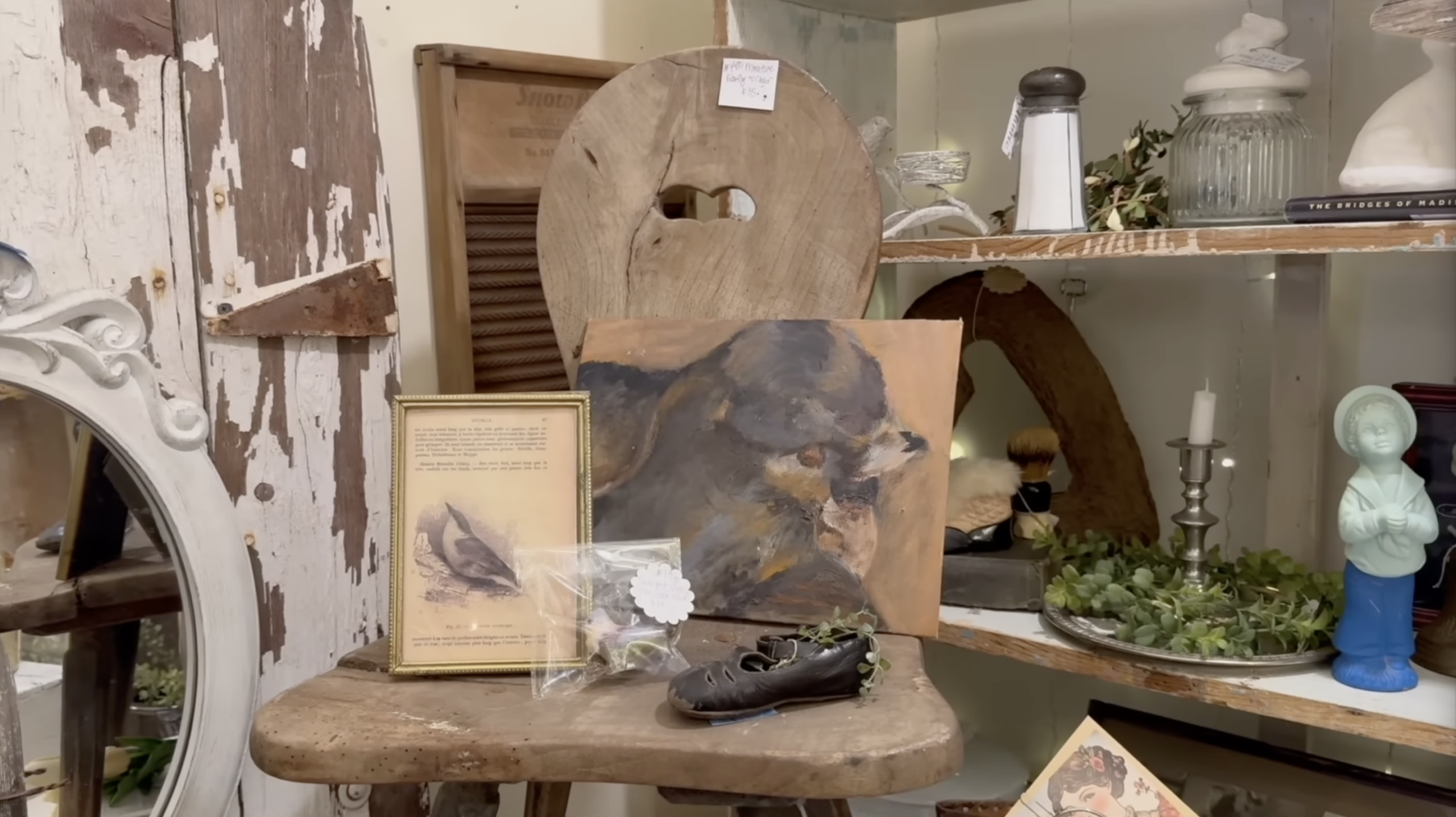 Cadeira primitiva na loja de antiguidades