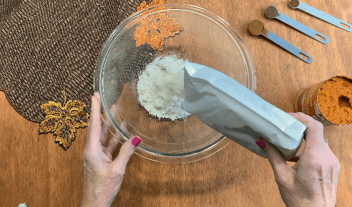Adicione a mistura para bolo amarelo à tigela de vidro