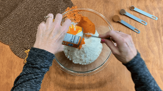 Adicione a abóbora em conserva à mistura para muffins