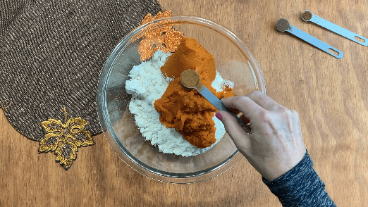 Adicione as especiarias à massa dos muffins de abóbora