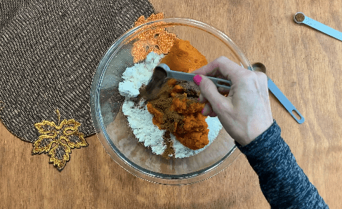 adicione especiarias à massa dos muffins de abóbora