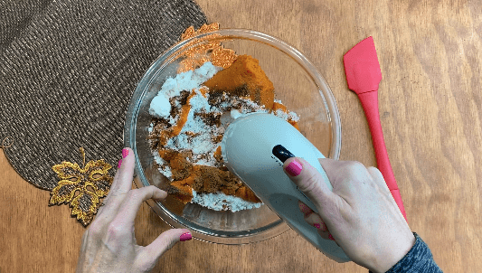 Use a batedeira manual para bater os ingredientes dos muffins de abóbora