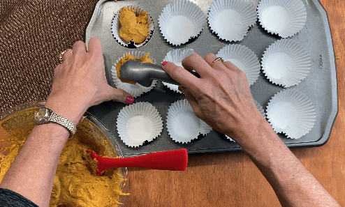 coloque a massa dos muffins de abóbora nas forminhas