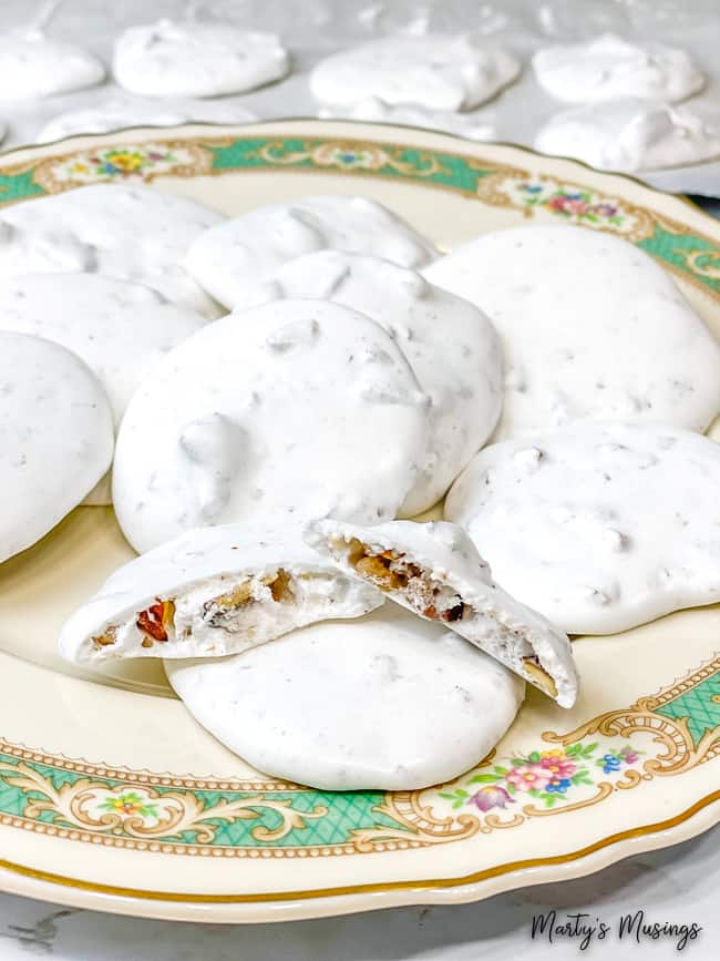 Biscoitos de merengue brancos em pratos vintage