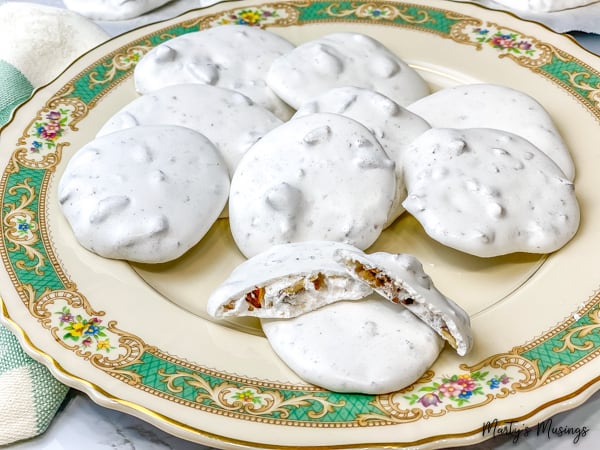 Biscoitos de merengue brancos em prato vintage