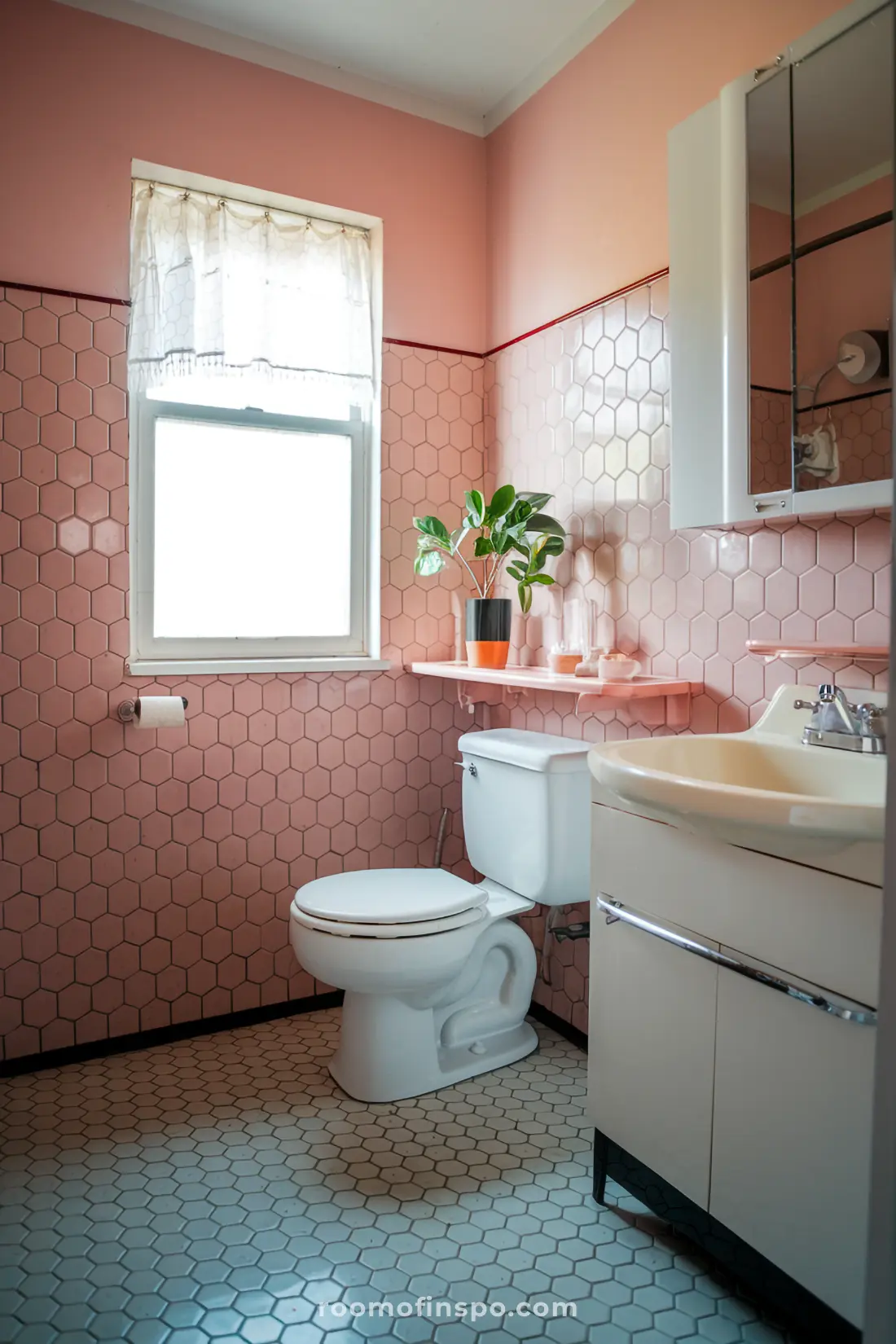 Um impressionante banheiro dos anos 1950 com azulejos em padrões hexagonais ousados na cor rosa.