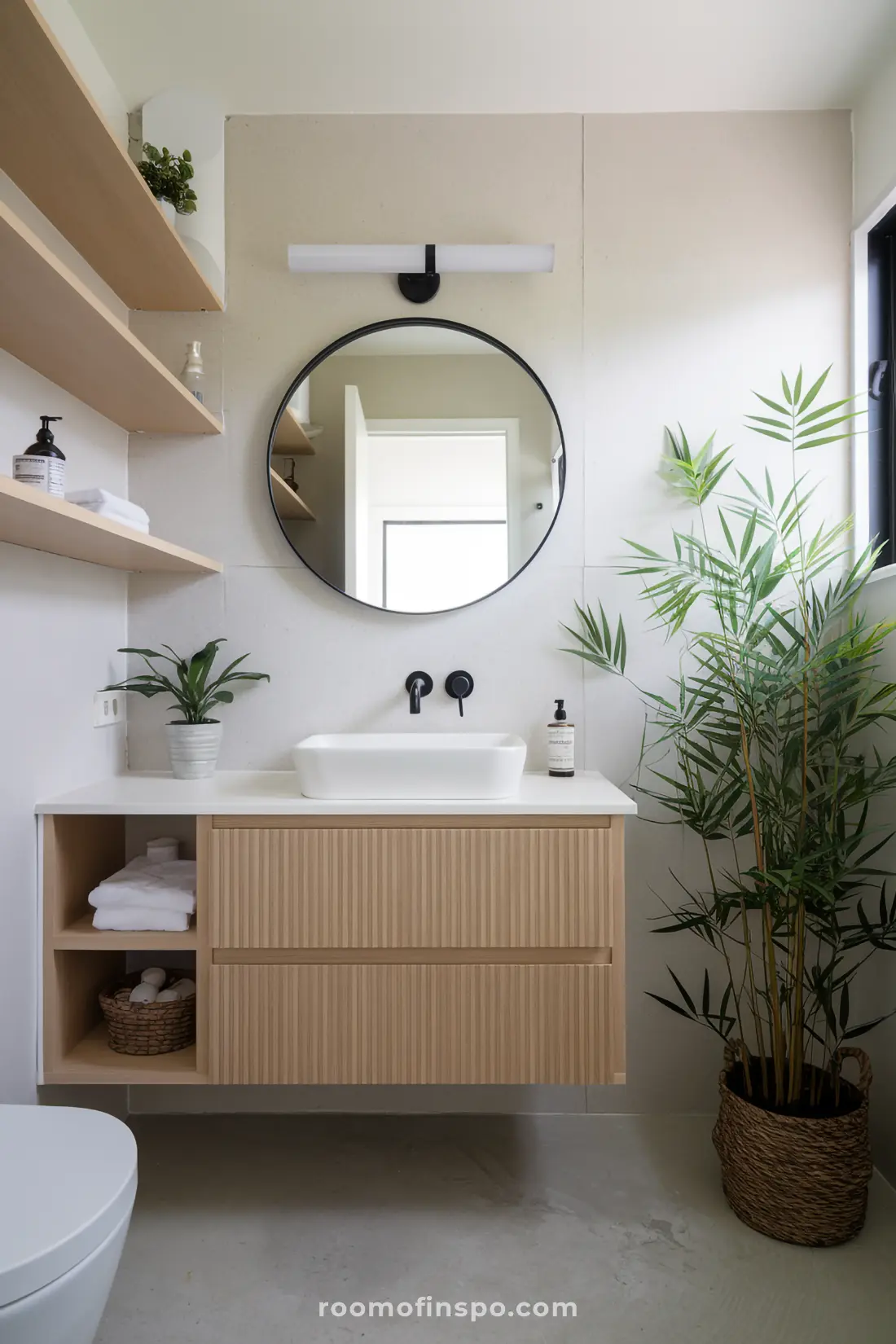 Design de banheiro Japandi pequeno com prateleiras flutuantes e tons neutros.