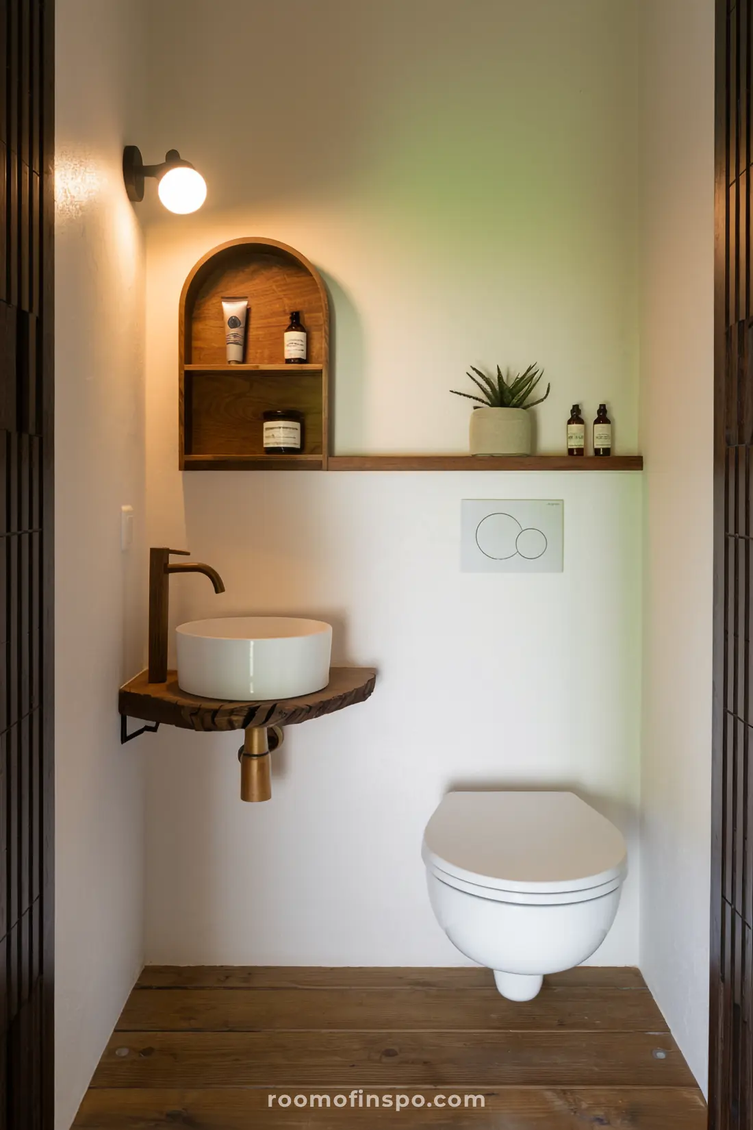 Design de banheiro Japandi pequeno com prateleiras flutuantes e tons neutros.