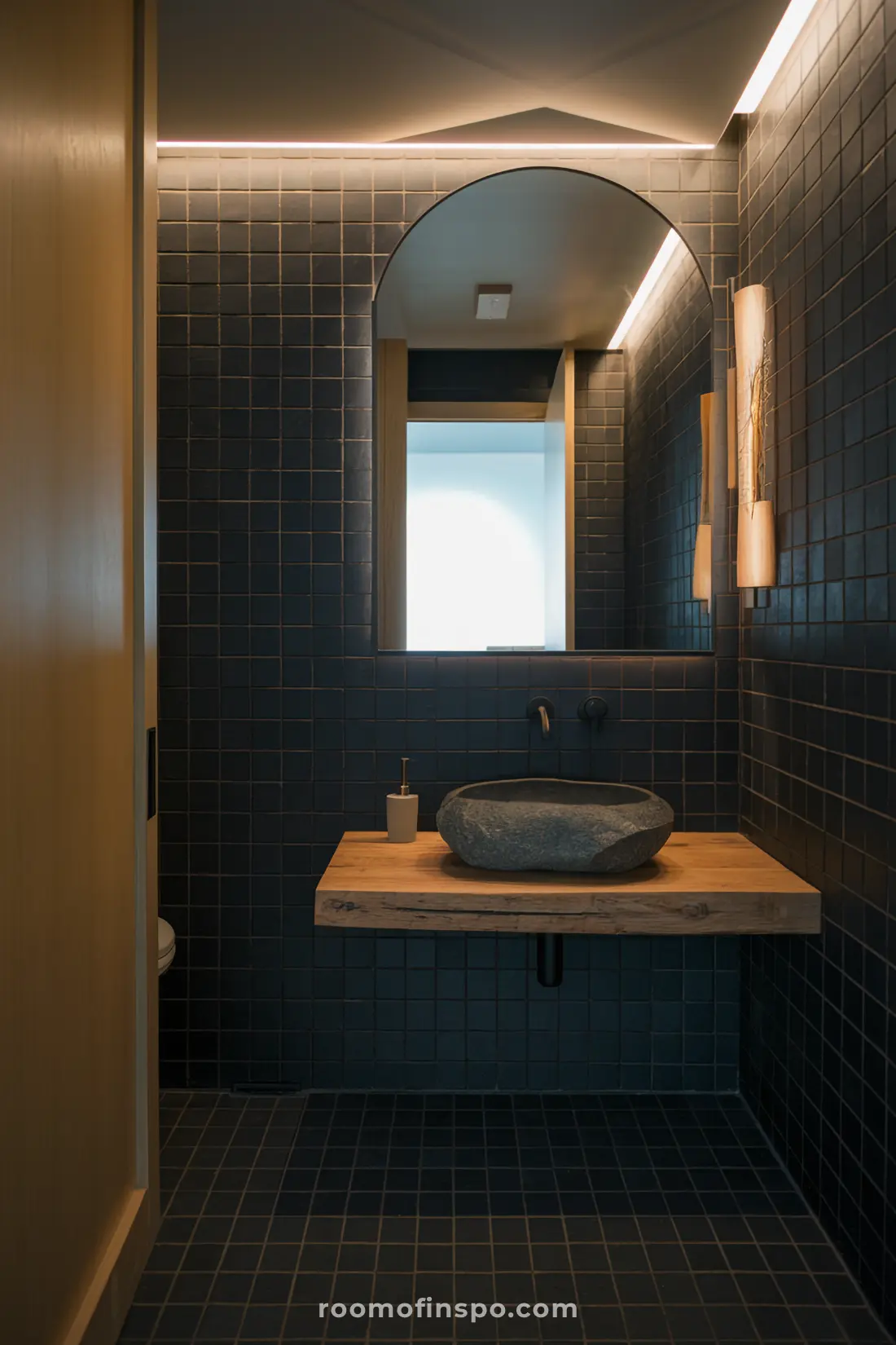 Design de banheiro Japandi preto com azulejos escuros e acentos em madeira.