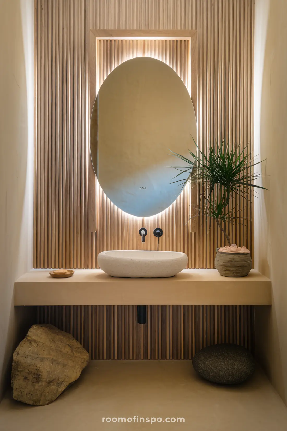 Iluminação Japandi com calor suave e difuso em um banheiro minimalista.