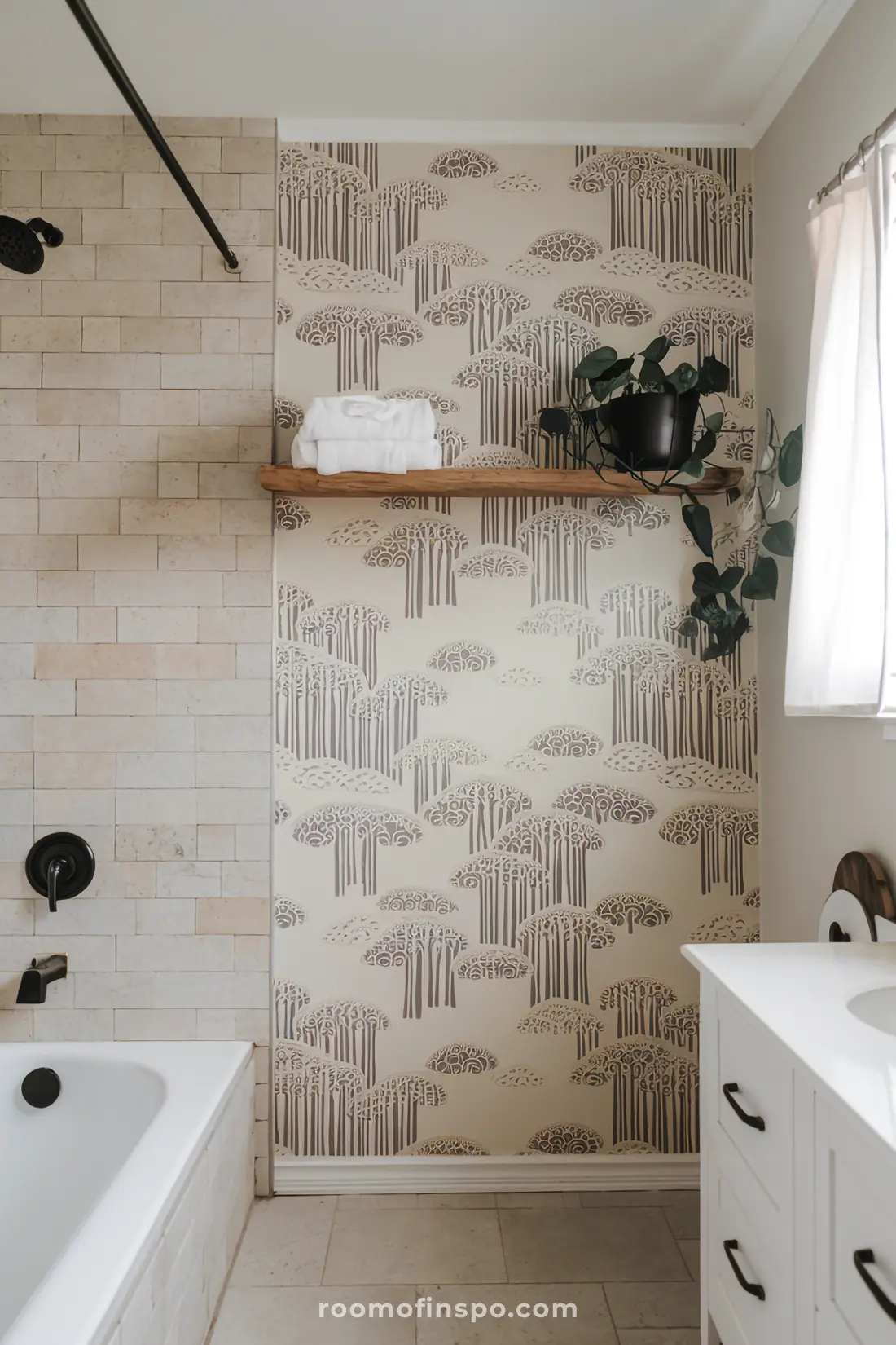 Papel de parede Japandi inspirado na natureza em uma parede de destaque adicionando sutis toques de personalidade.
