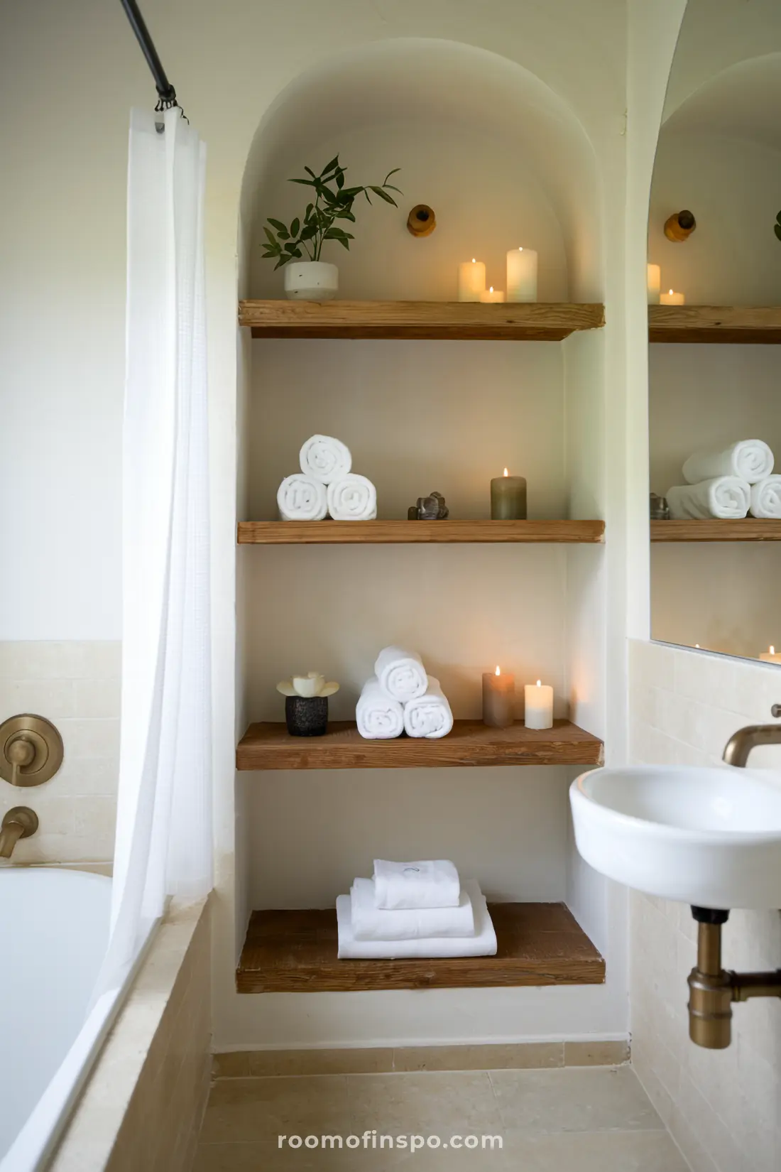 Prateleiras integradas em um banheiro Japandi decorado com decoração minimalista.