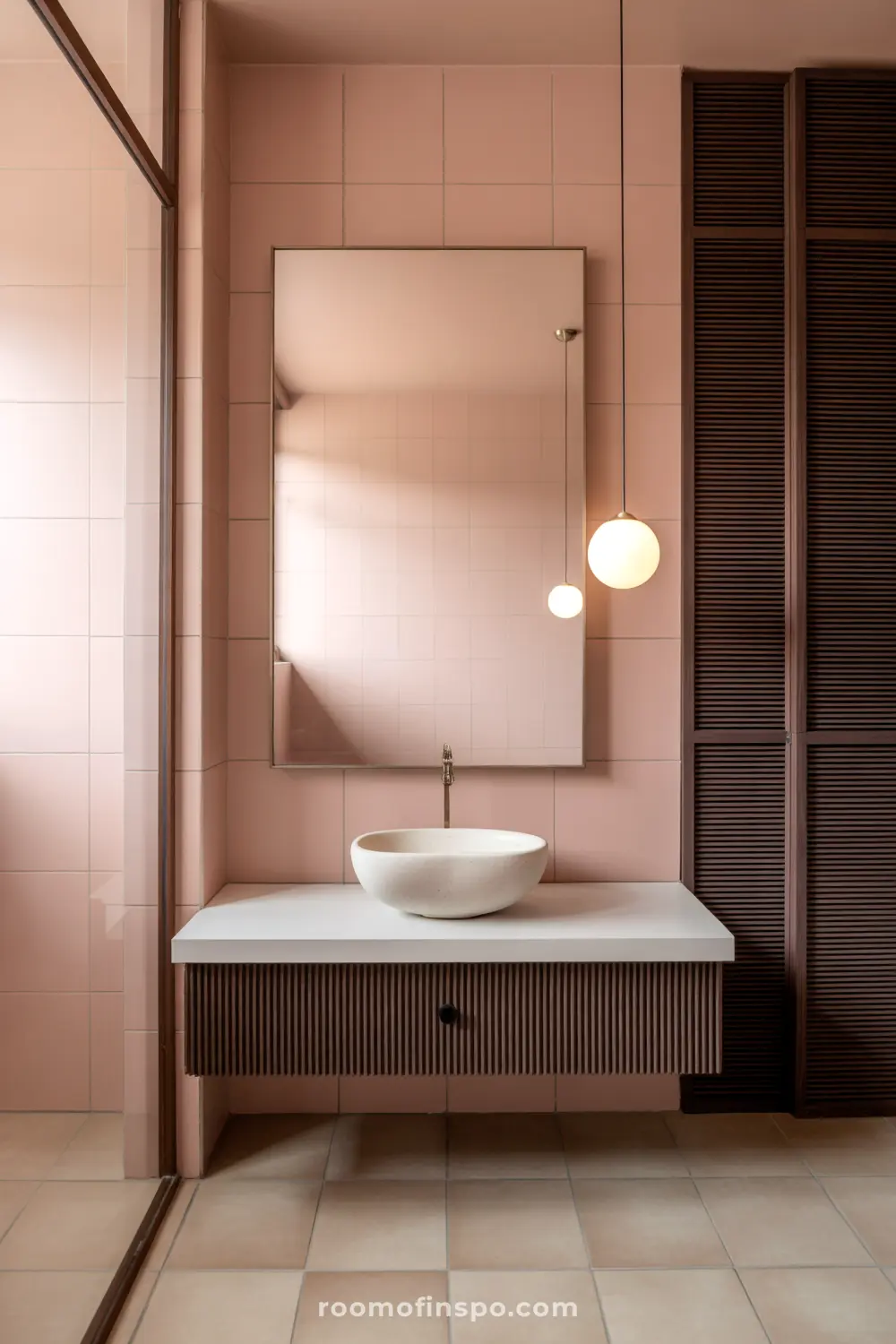 Banheiro Japandi rosa com tons sutis de blush e decoração minimalista.