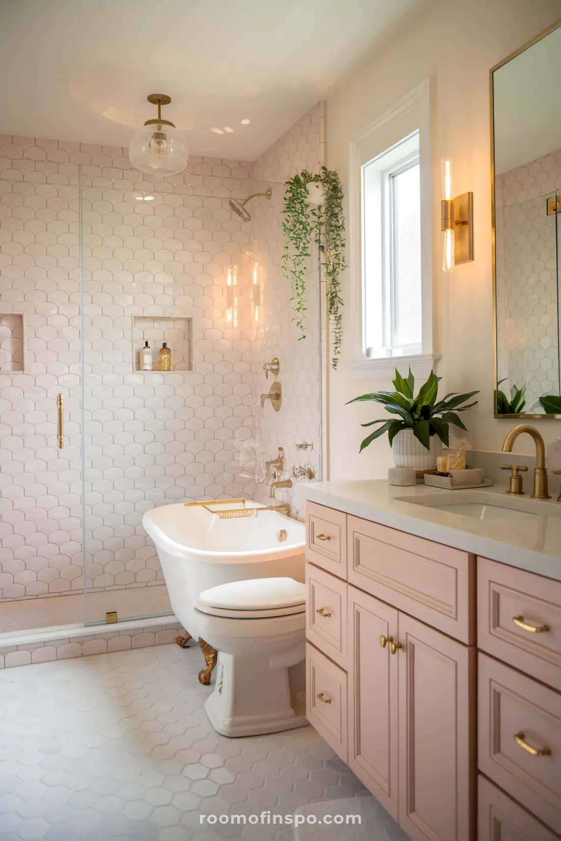 Banheiro com azulejos de sereia rosa, acabamentos dourados e decoração aconchegante.