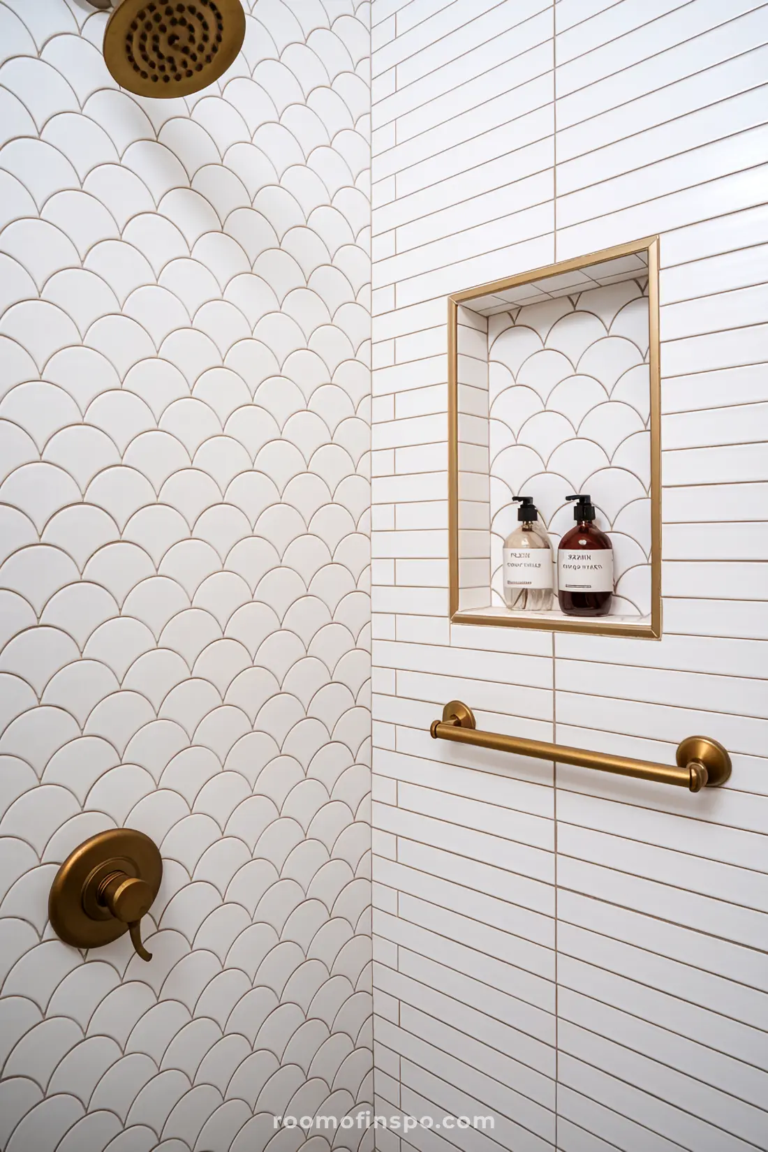 Banheiro com azulejos de sereia brancos e decoração com aparência de spa.