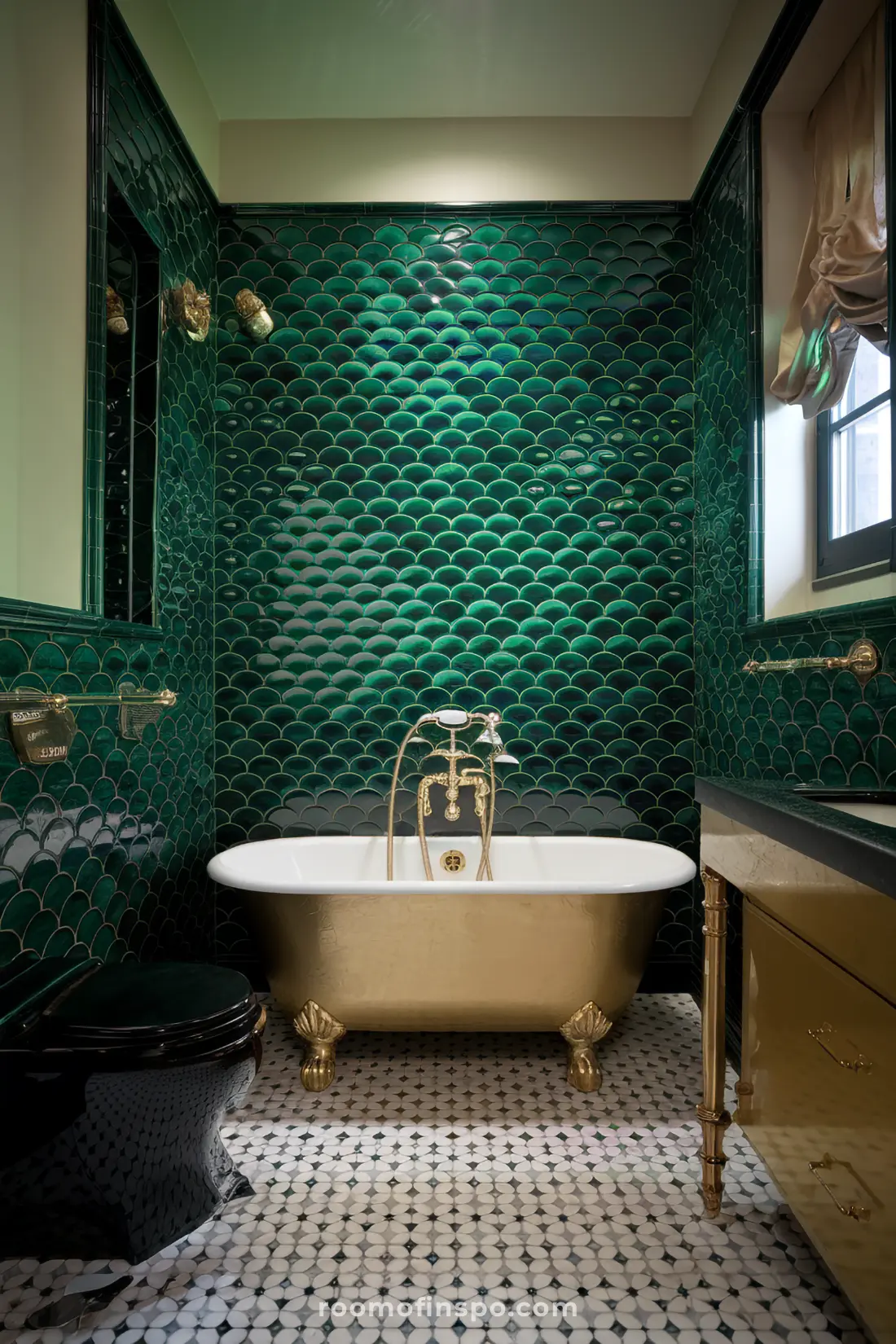 Banheiro com azulejos de sereia verde escuro e decoração ousada.