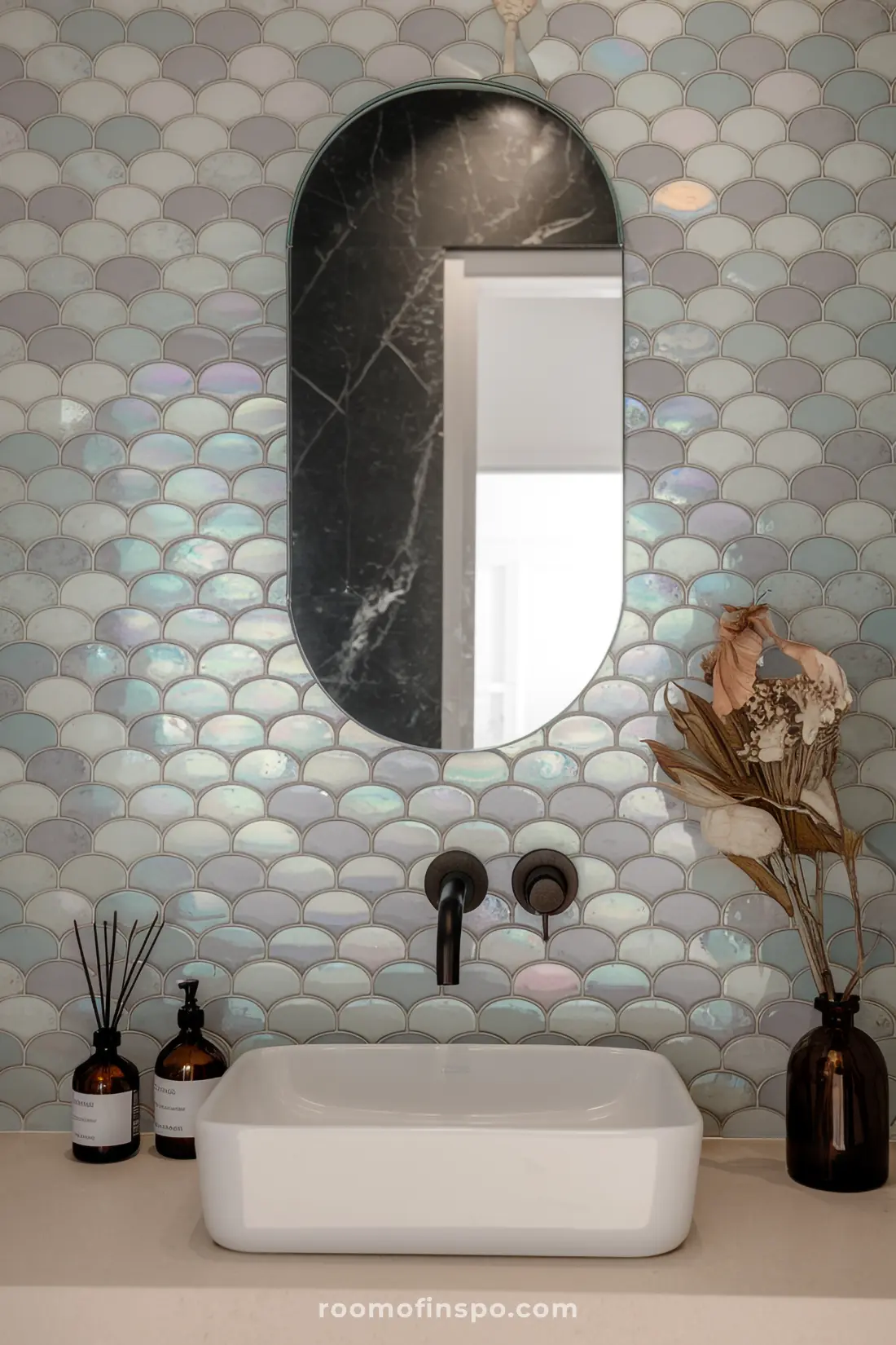 Banheiro com azulejos de sereia perolados e acabamentos elegantes.