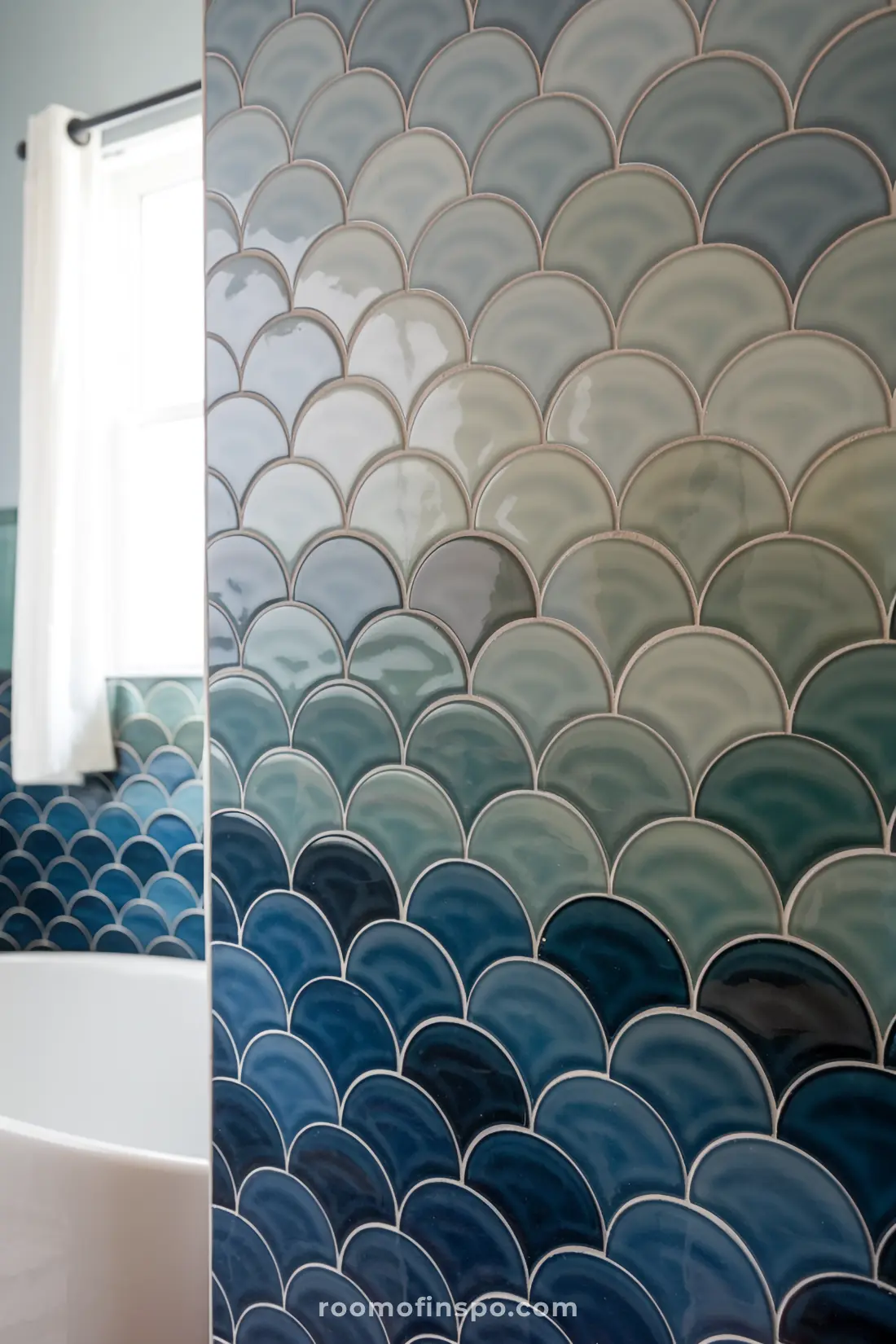 Banheiro com azulejos de sereia em gradiente e decoração aconchegante.