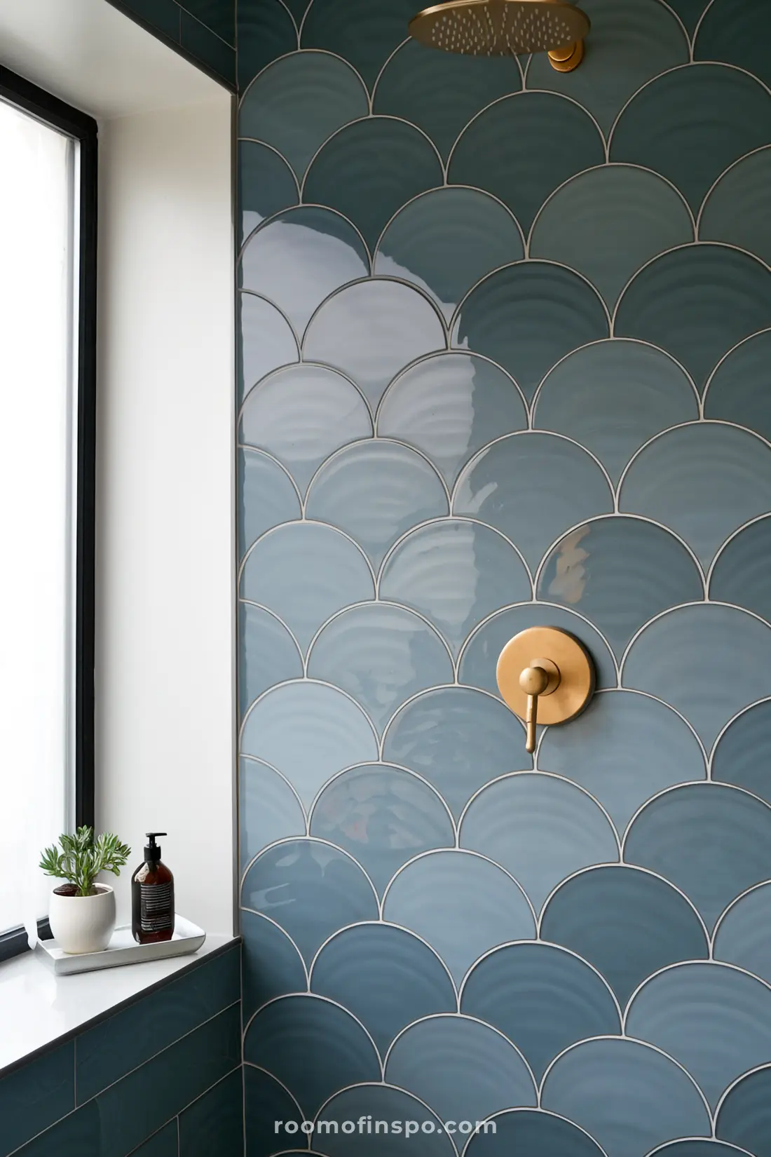 Banheiro com azulejos de sereia azuis e decoração atemporal.