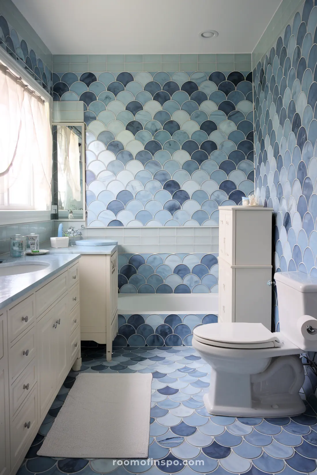 Banheiro com azulejos de sereia azuis e decoração atemporal.