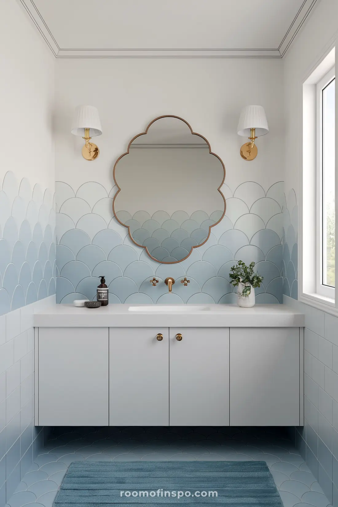 Banheiro com azulejos de sereia azuis e decoração atemporal.