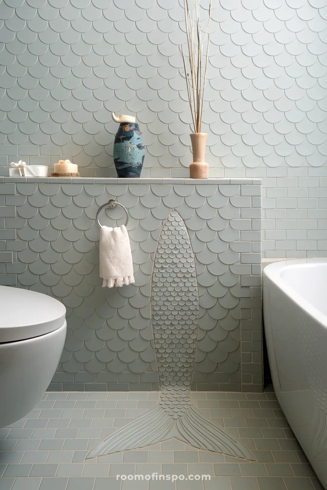 Banheiro com azulejos de sereia alternados e decoração moderna.