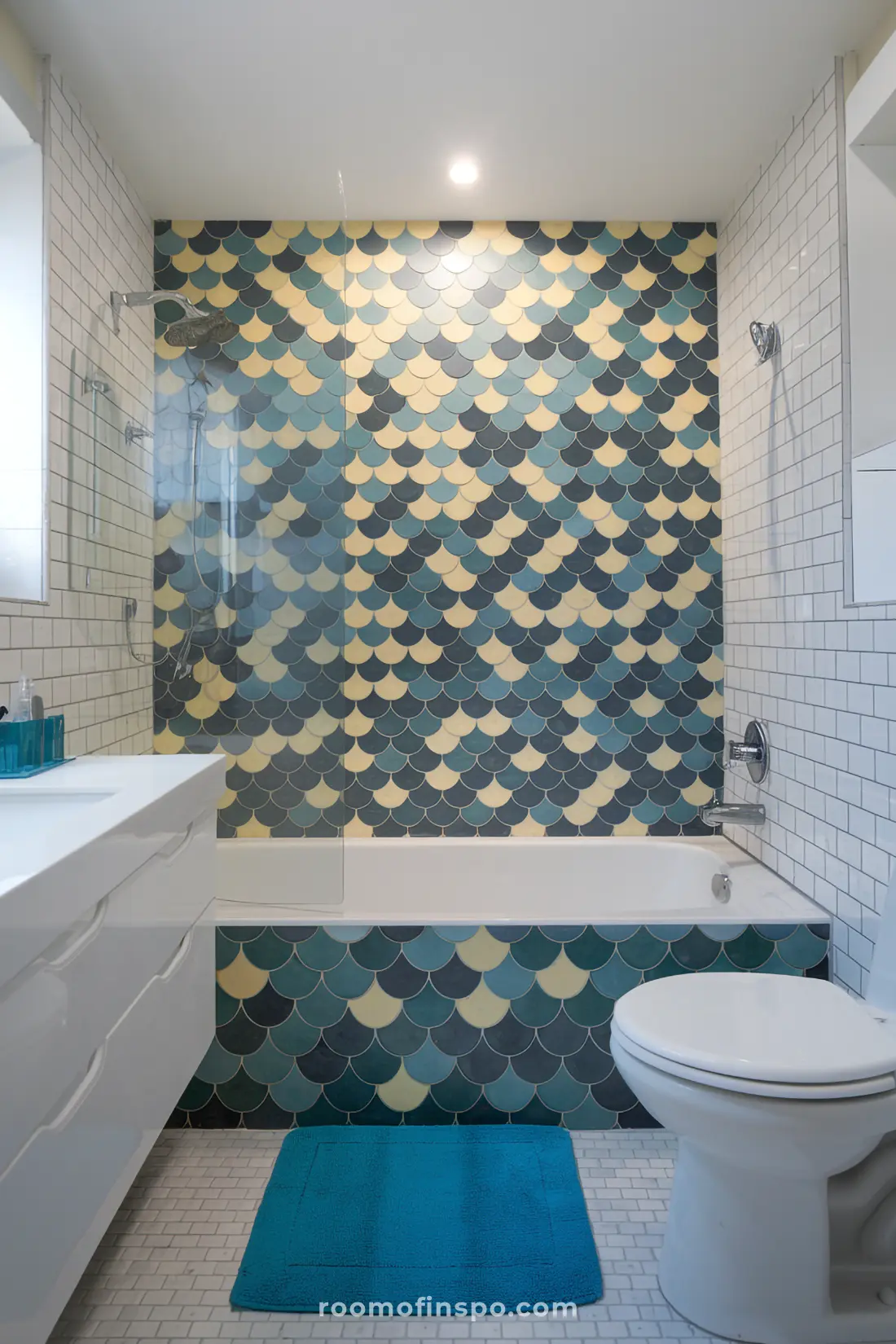 Banheiro com azulejos de sereia alternados e decoração moderna.
