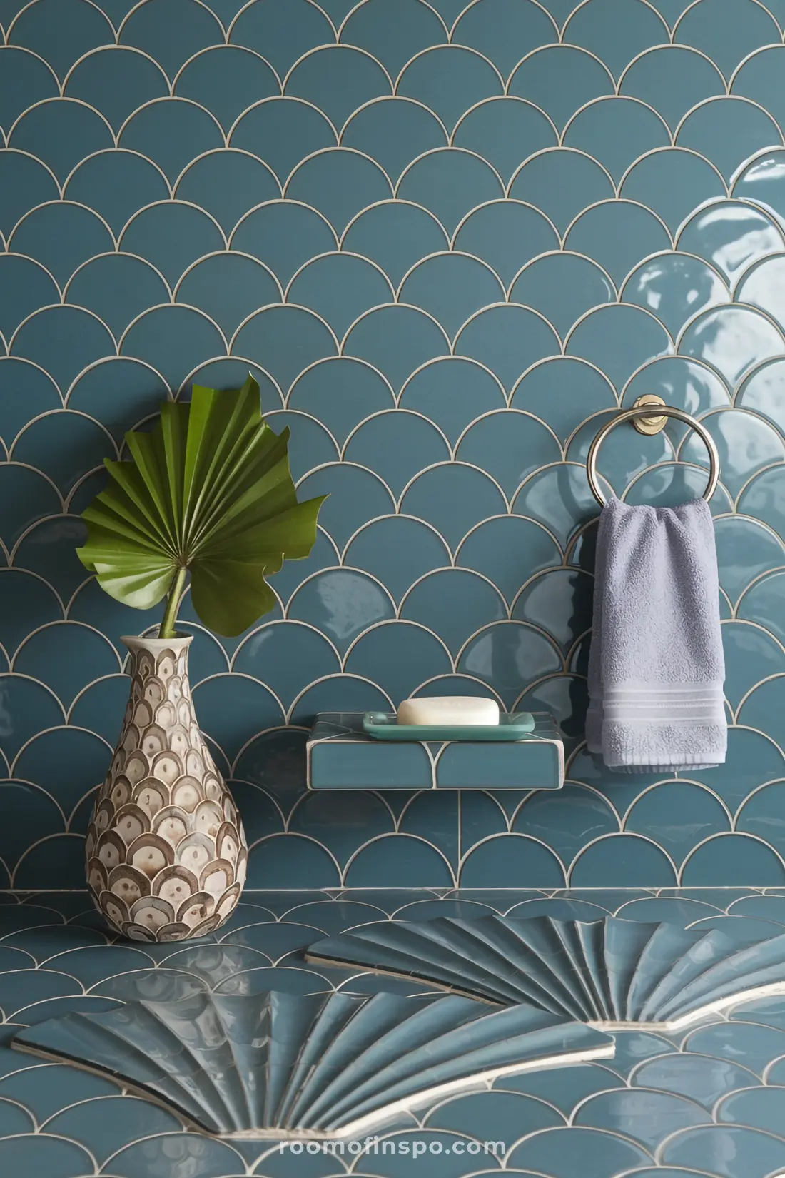 Banheiro com azulejos de sereia alternados e decoração moderna.