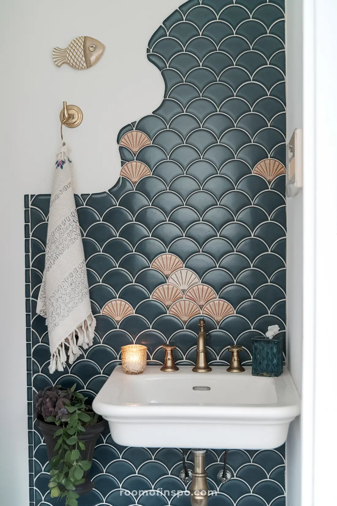 Banheiro com azulejos de sereia em pequena escala e decoração detalhada.