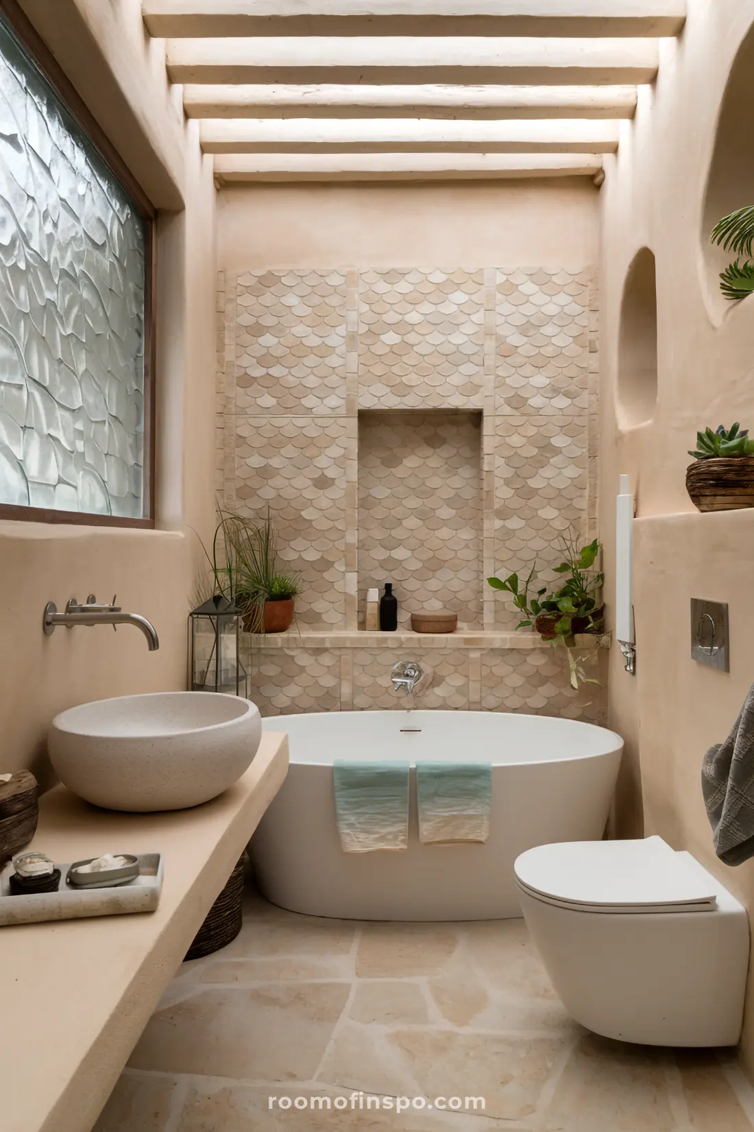 Banheiro com azulejos de sereia texturizados como pedra e decoração costeira.