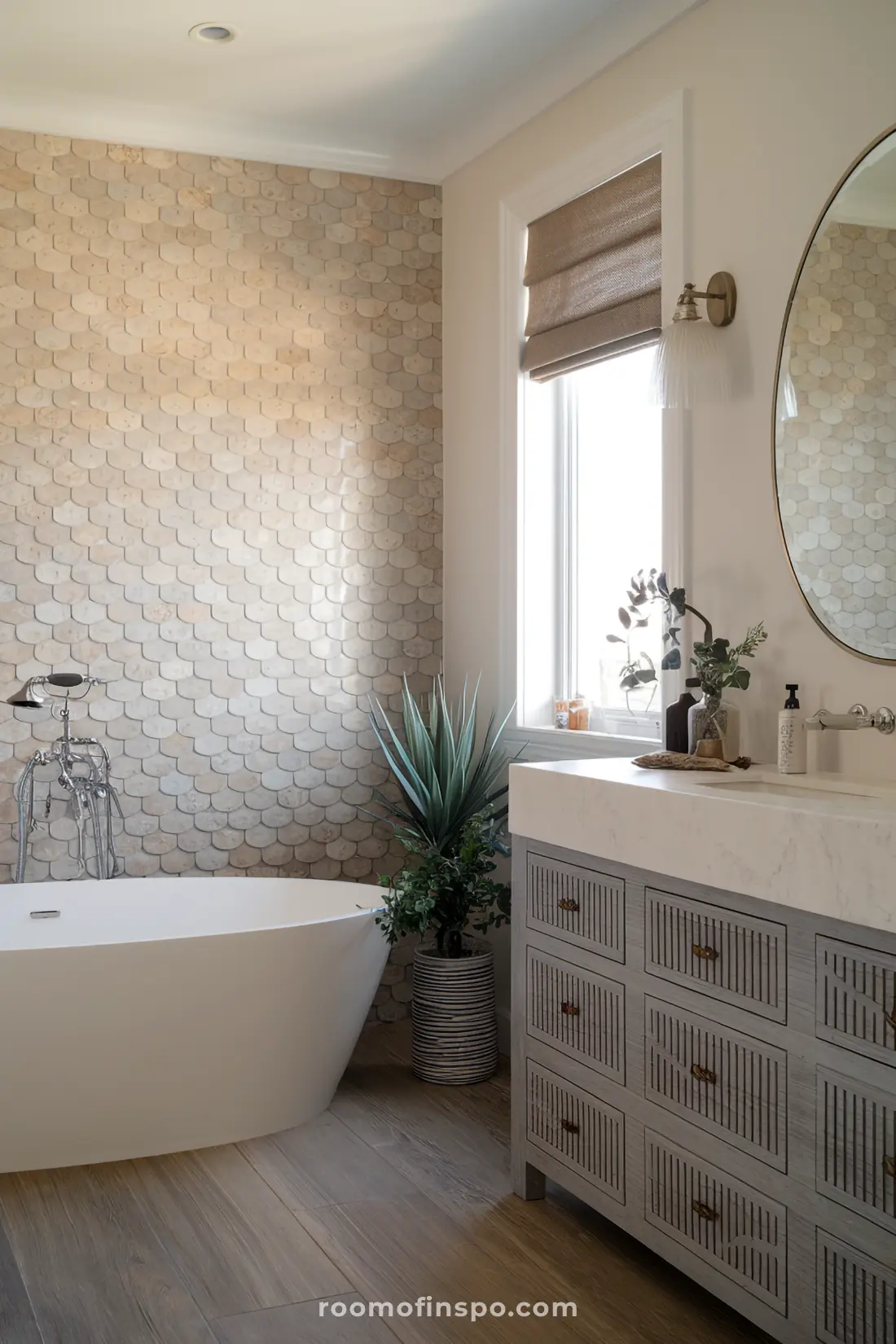Banheiro com azulejos de sereia texturizados como pedra e decoração costeira.