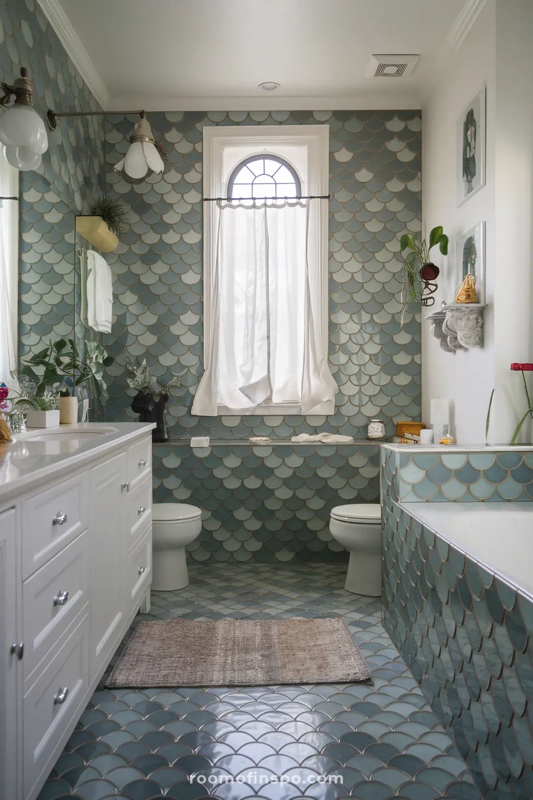Banheiro com azulejos de sereia do chão ao teto e acabamentos aconchegantes.