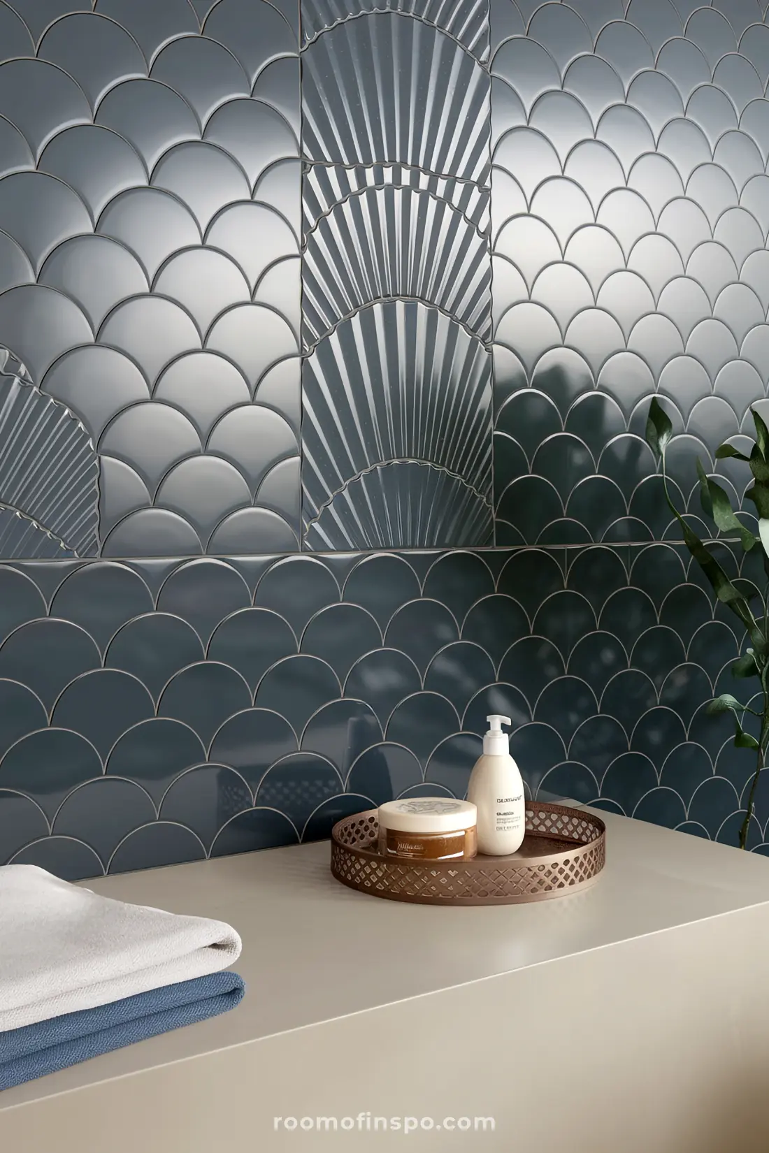 Banheiro com azulejos de sereia texturizados e decoração chique.