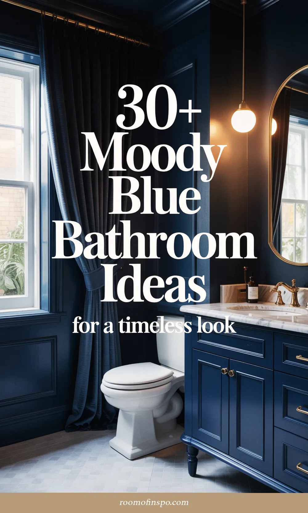 Banheiro azul escuro com uma vaidade azul-marinho, bancada de mármore, e cortinas do chão ao teto, com a sobreposição de texto "30+ Ideias de Banheiro Azul Sombrio para um visual atemporal".