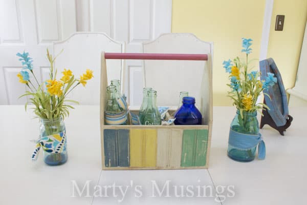 Um vaso de flores sobre uma mesa