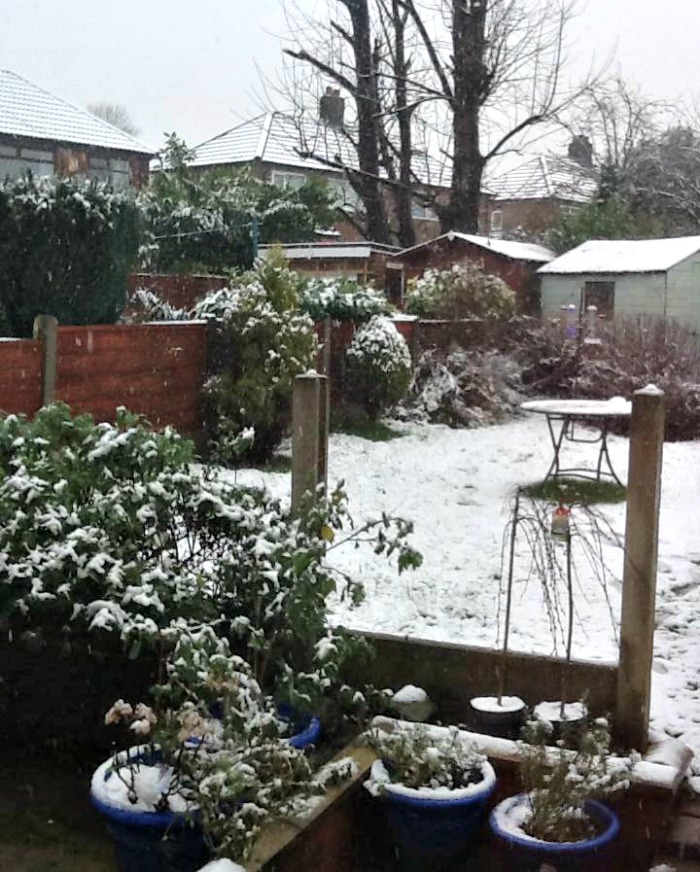 Pátio levemente coberto de neve em Salford, Inglaterra
