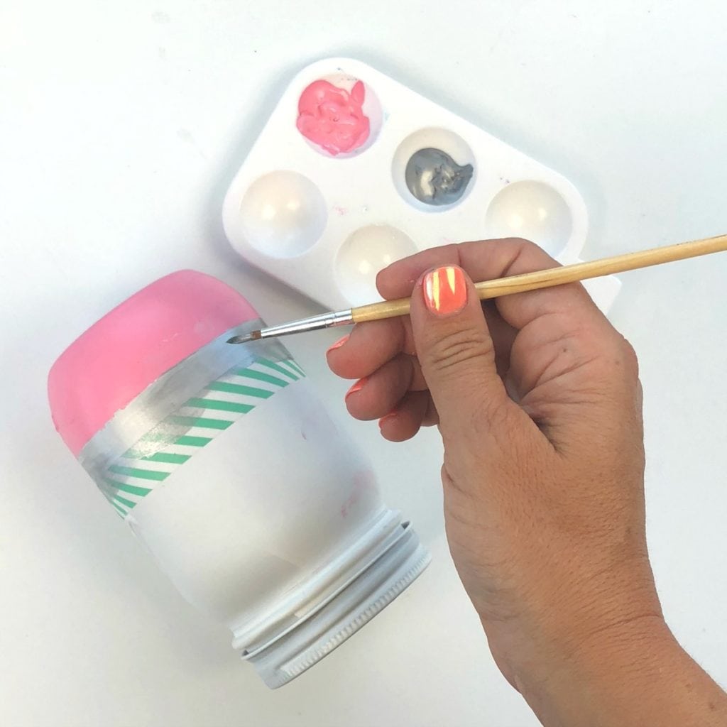 Pintando a jarra de conservas - fita washi ajuda a manter as linhas retas
