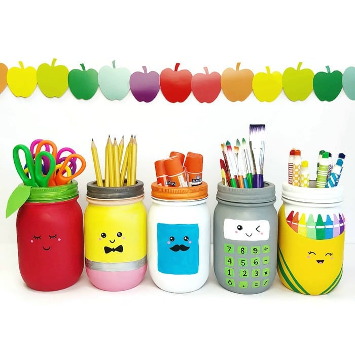 Artesanato com Jarras de Conserva Escolar para materiais escolares, volta às aulas, apreciação de professores, presentes para professores e decoração de sala de aula.