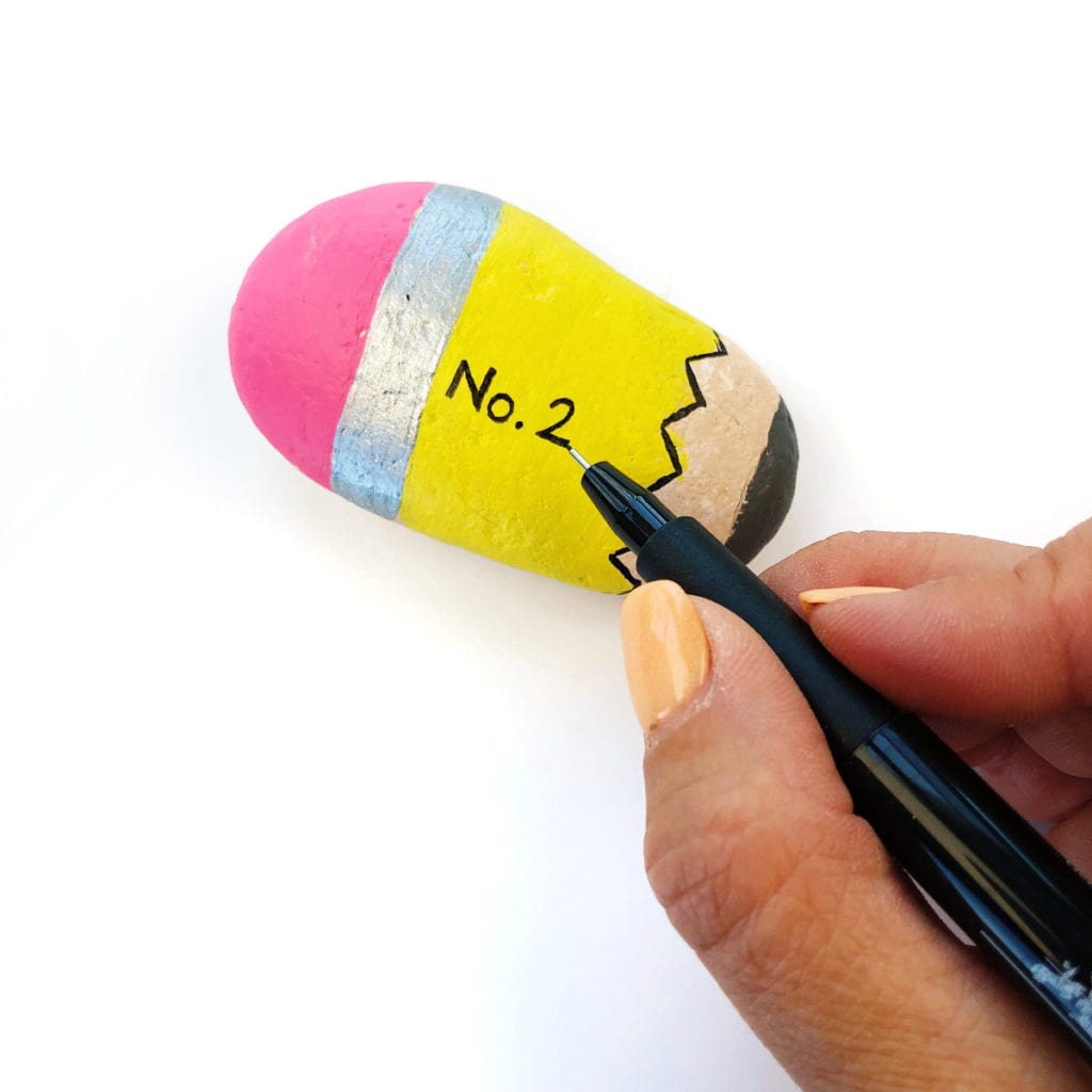 Pedra pintada de lápis para volta às aulas