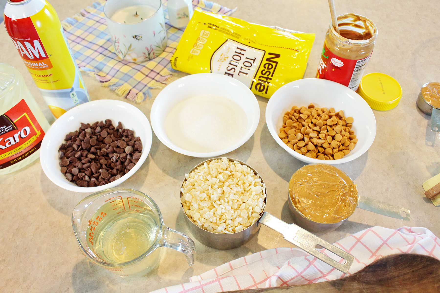 Ingredientes para fazer scotcharoos em uma bancada.