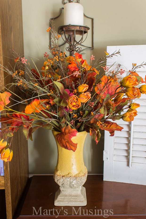 Um vaso de flores em uma mesa