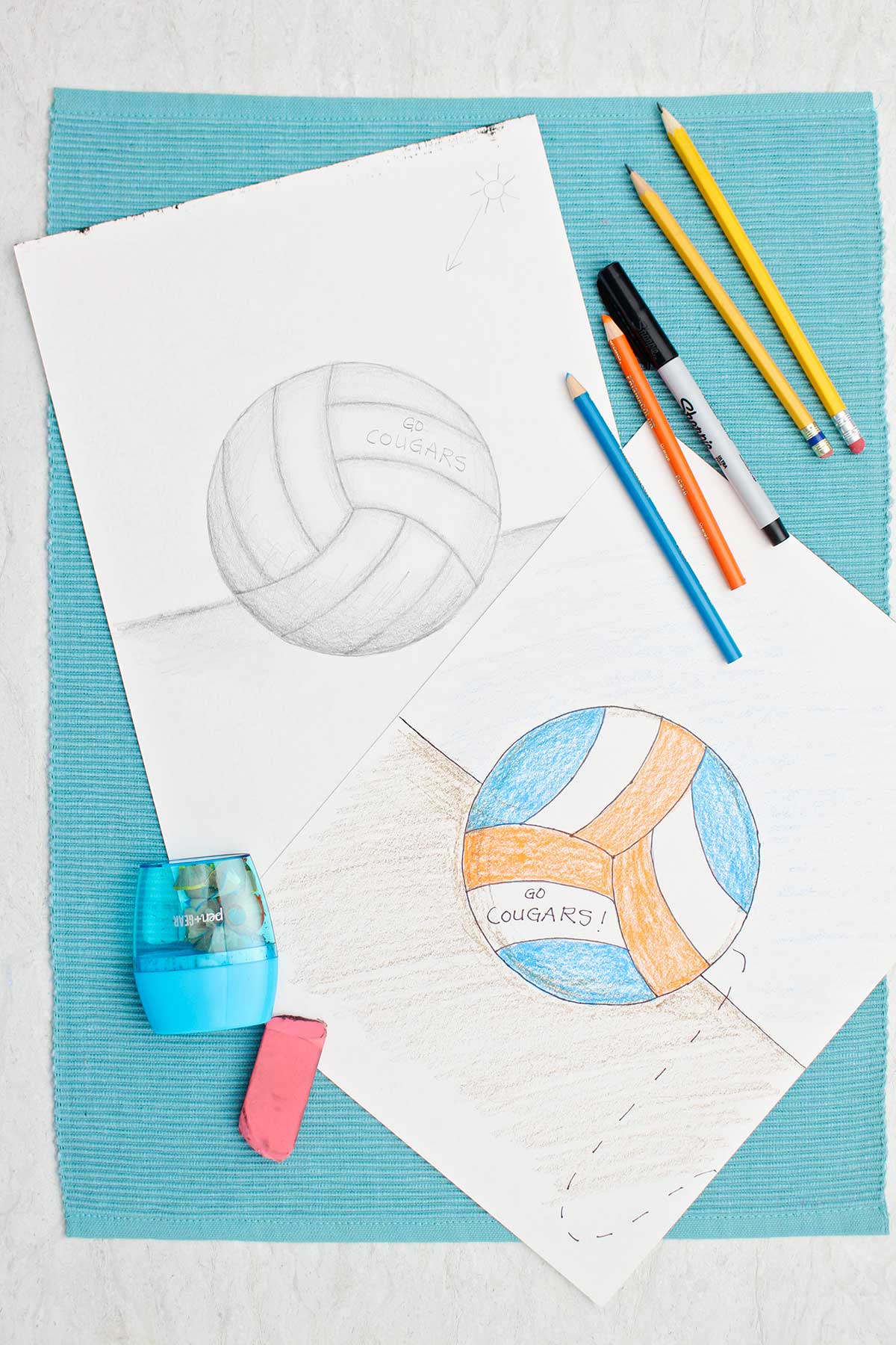 Desenhos de uma bola de vôlei. Um em lápis com sombreamento e um colorido com lápis de cor azul e laranja.
