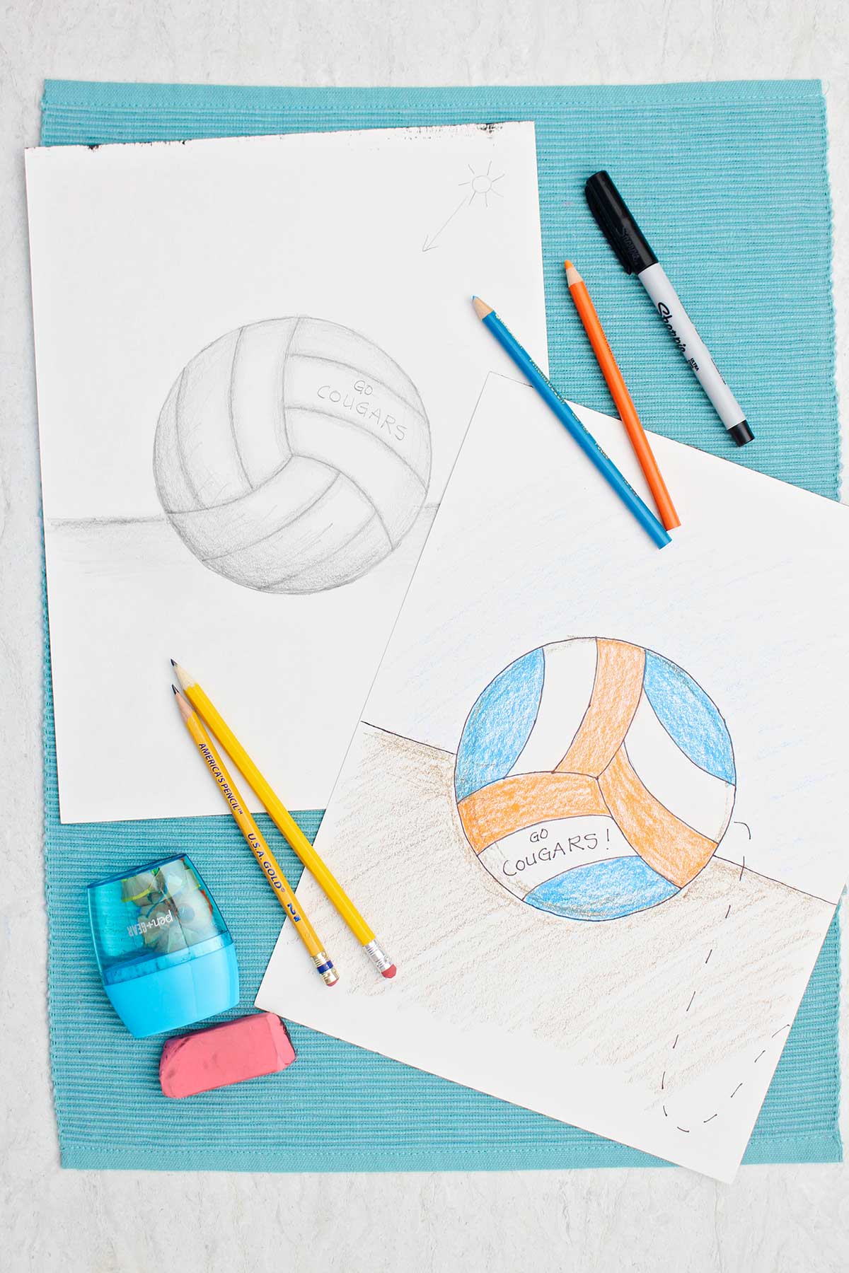 Desenhos de um vôlei. Um em lápis com sombreamento e um colorido em lápis de cor azul e laranja.
