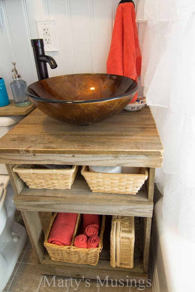 Um forno de fogão dentro de uma tigela, com Banheiro e Cerca