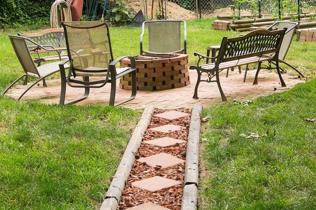 Um casal de cadeiras de jardim em um campo coberto de grama