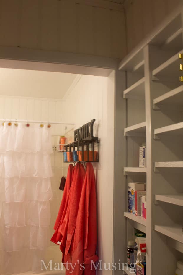 Uma visão próxima de uma prateleira de livros