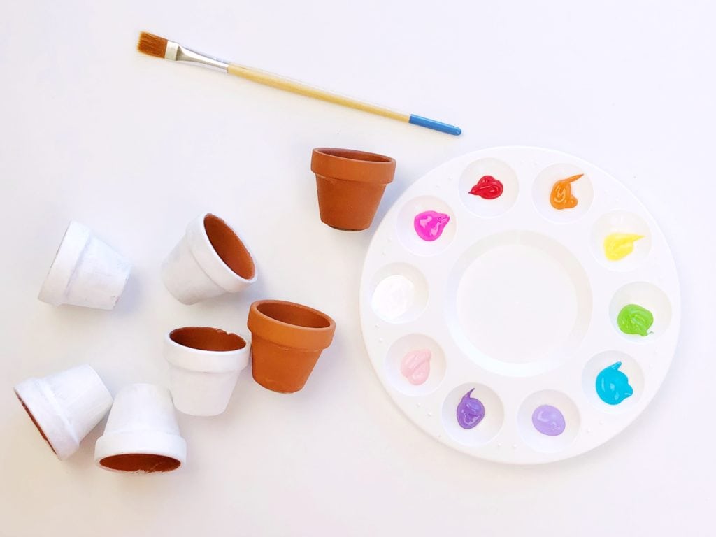 Pintar as pecinhas pequenas das flores de branco para preparar