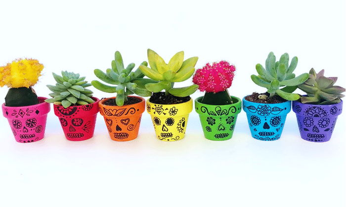 Artesanato de vasos pintados com caveira mexicana