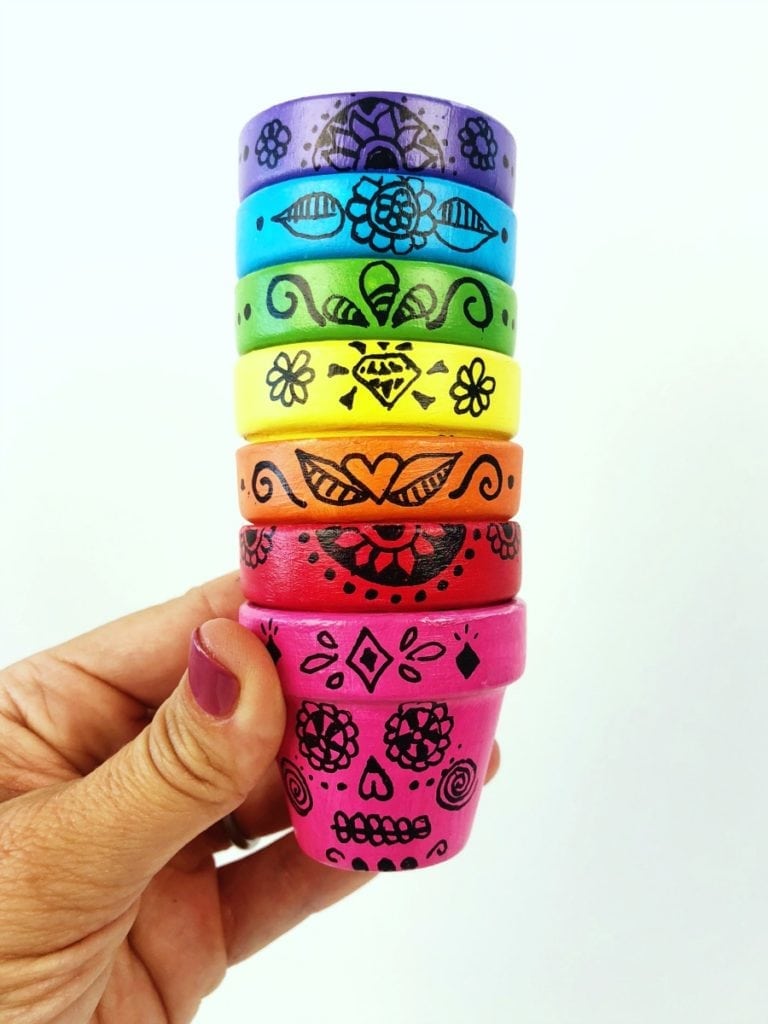 Pilha de vasos de flores pintados coloridos